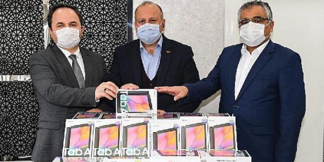 Ünye Belediyesi’nden imkanı olmayan öğrencilere tablet desteği
