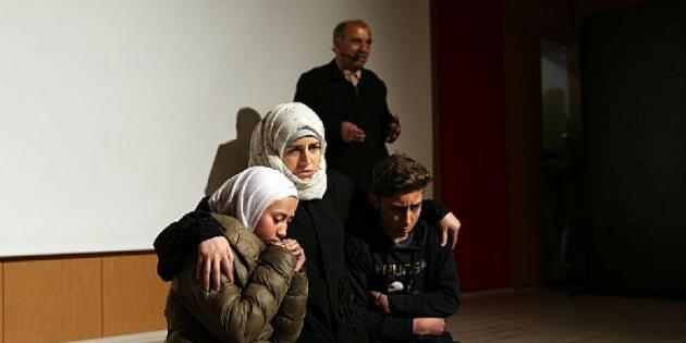 Savaş Mağduru Suriyelilerin Konu Alındığı Zeytin Ağacı Tiyatro Oyunu Sahnelendi