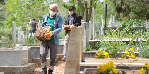 Tam kapanmada mezarlık temizliği ihmal edilmedi