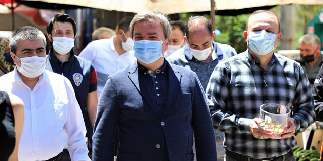 Vali Aydoğdu hem denetledi hem şeker verip bayramı kutladı
