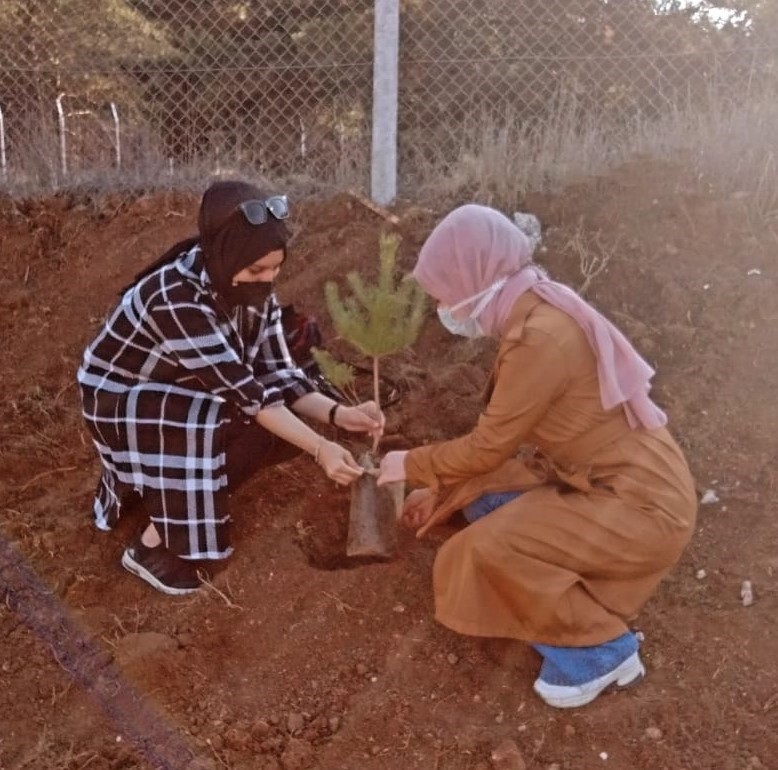 100 fidan toprakla buluştu