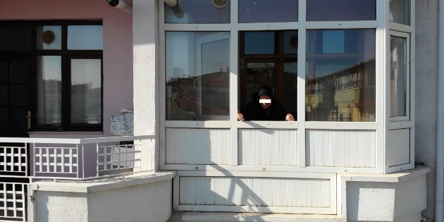 Oğlu tarafından mutfağa kilitlenen anne camdan feryat etti