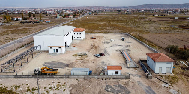 Atık toplama tesisinde makina kurulumu devam ediyor
