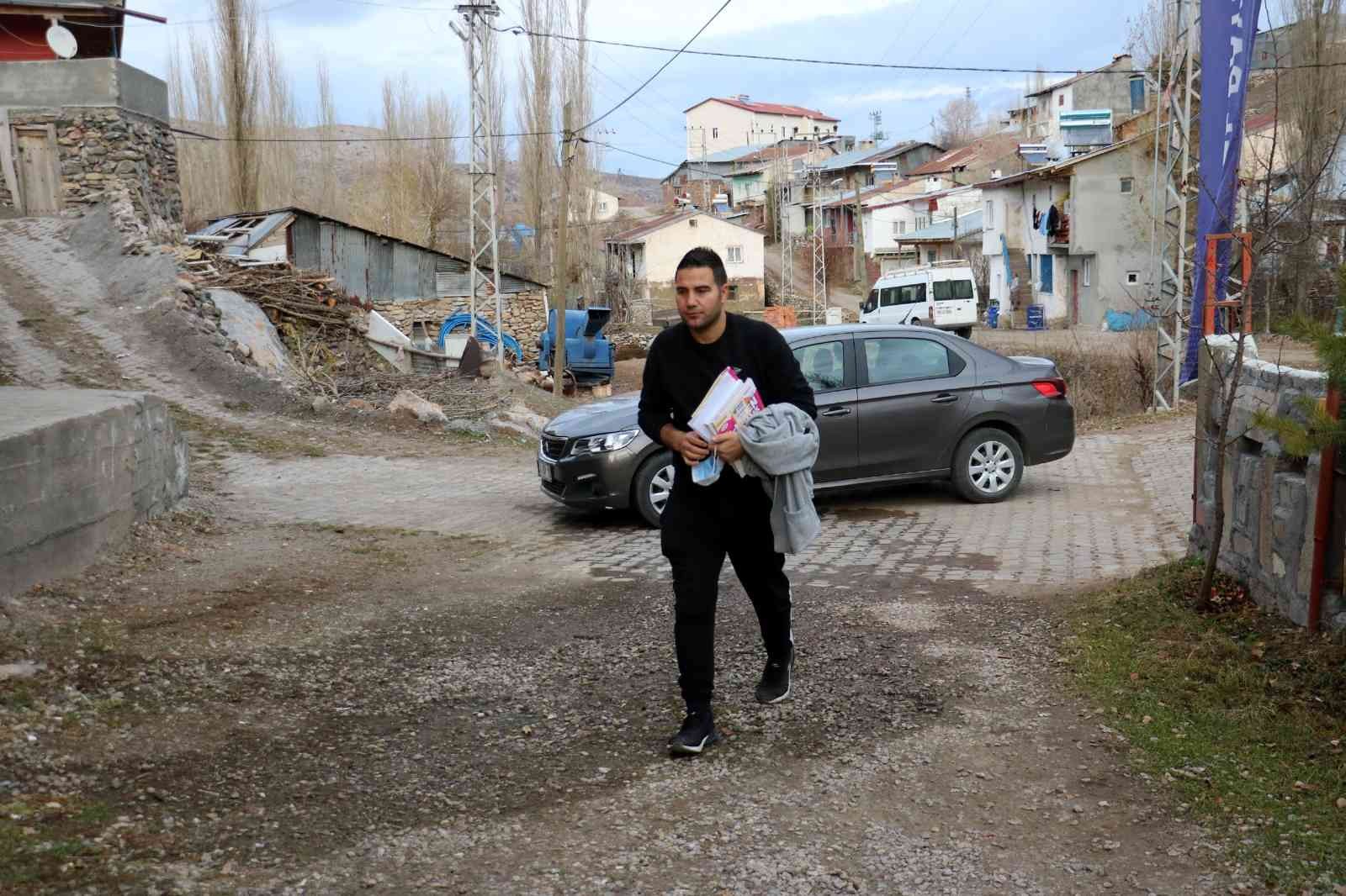 Bir harf öğretmek için 50 kilometre yol gidiyor