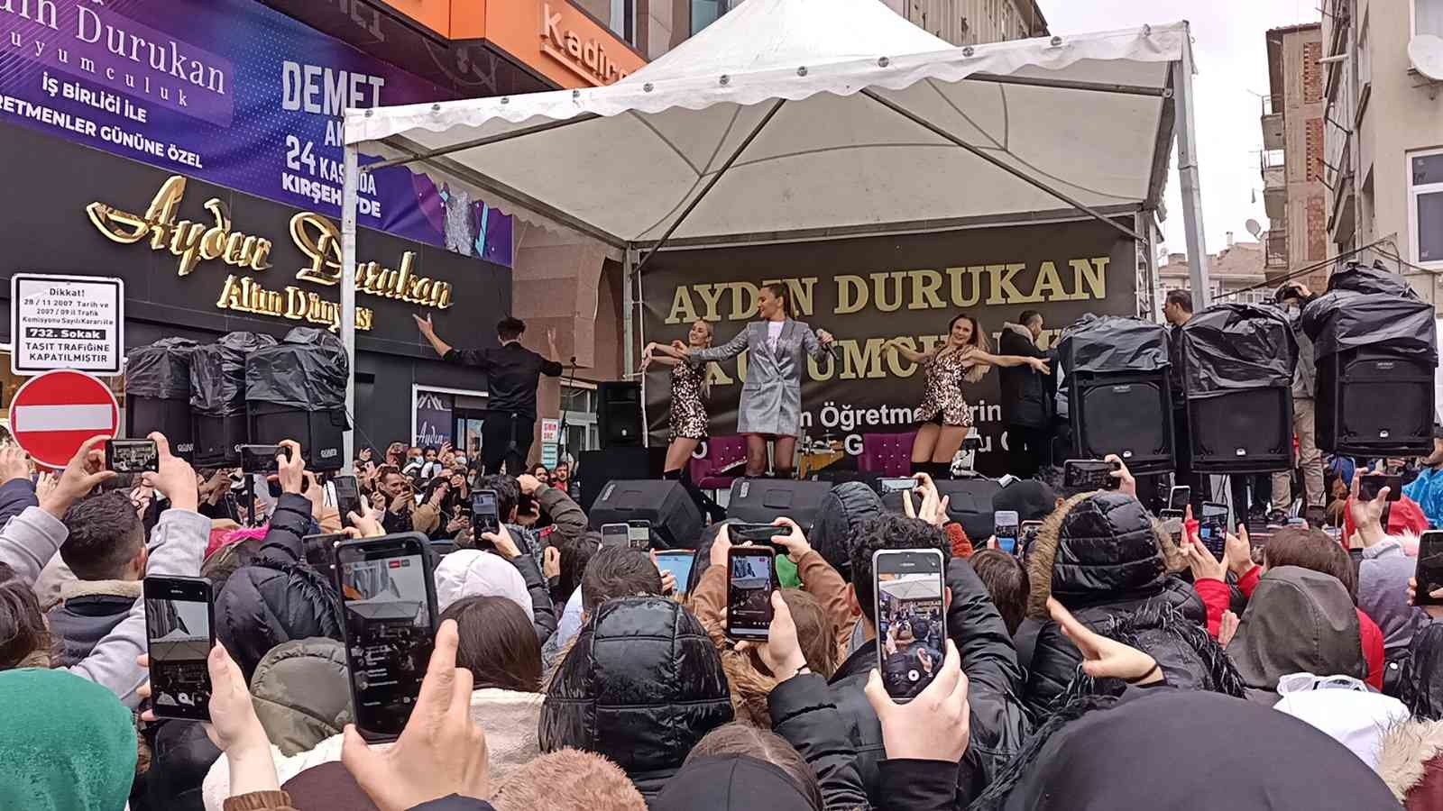 Demet Akalın’a Kırşehir’de yoğun ilgi