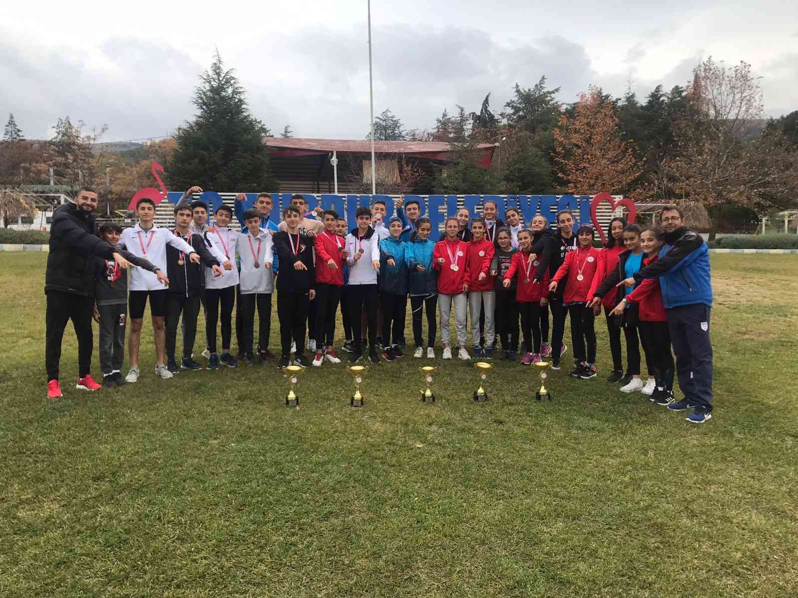 Genç atletler başarıdan başarıya koşuyor