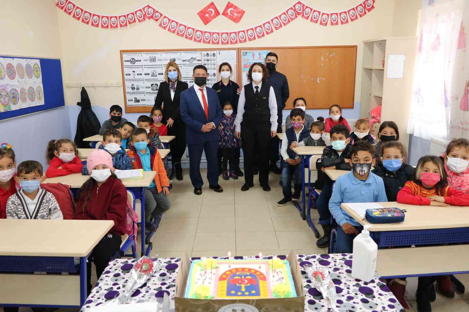 Jandarmadan karanfilli Öğretmenler Günü kutlaması