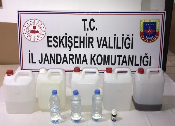 Kaçak içki üreten berber, jandarmanın operasyonuyla yakalandı