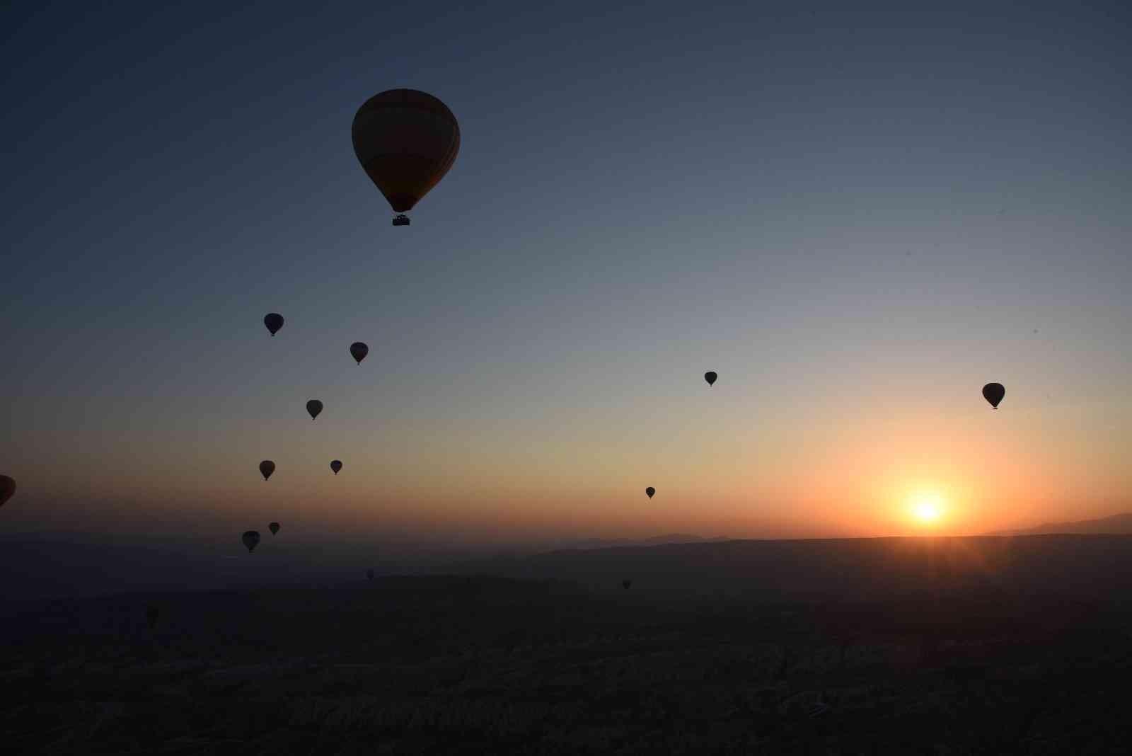 Kapadokya’da fırtına nedeniyle balon uçuşları iptal edildi