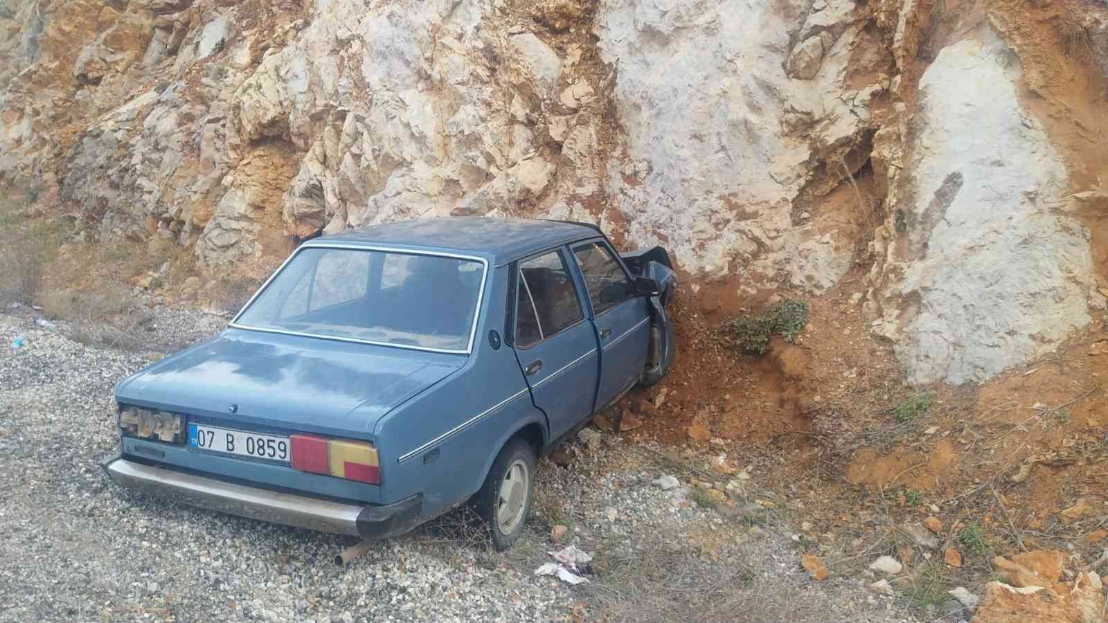 Konya’da otomobil dağa çarptı: 4 yaralı