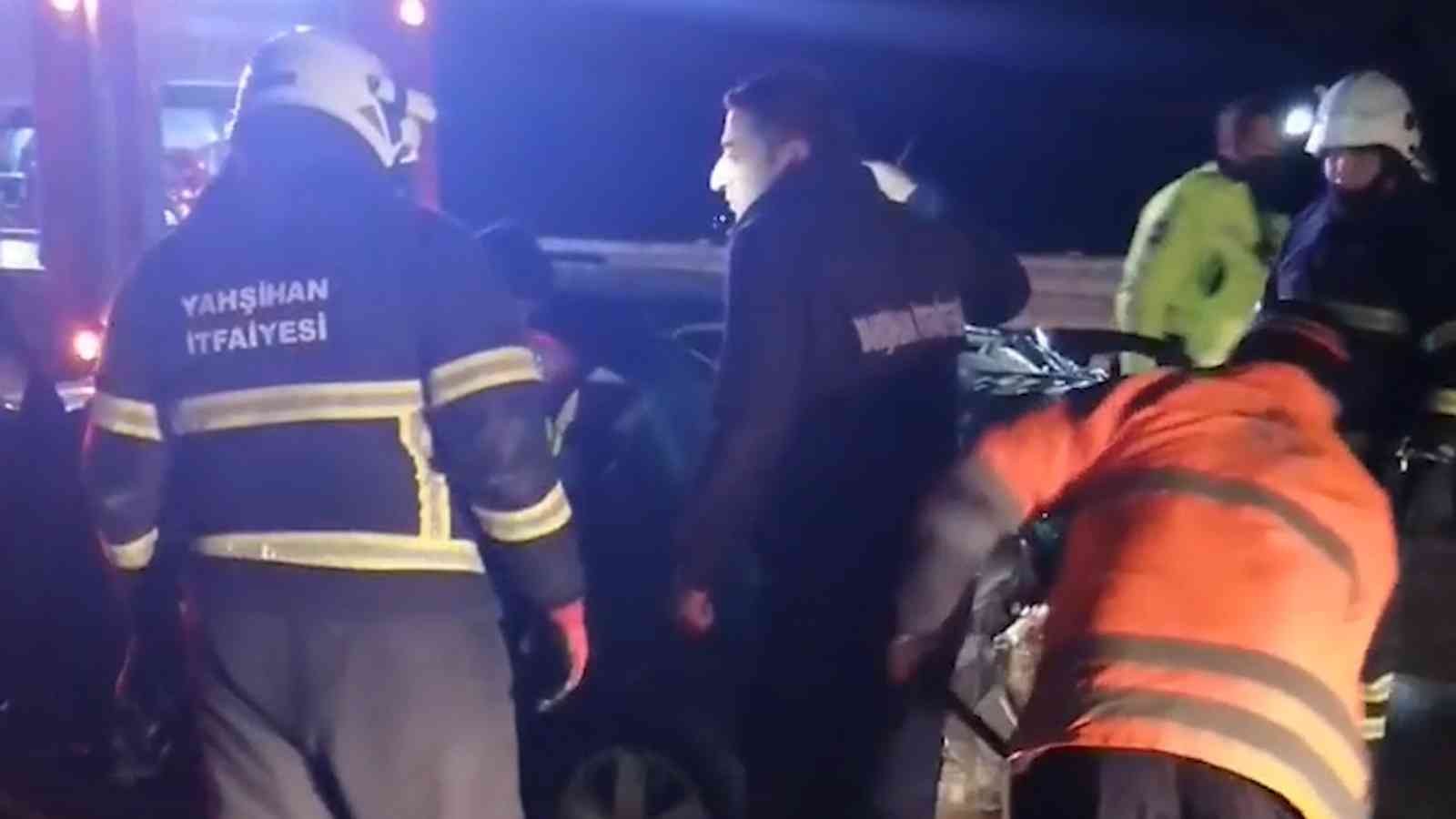 Metrelerce savruldu, seyir halindeki otomobile çarptı: 2 yaralı