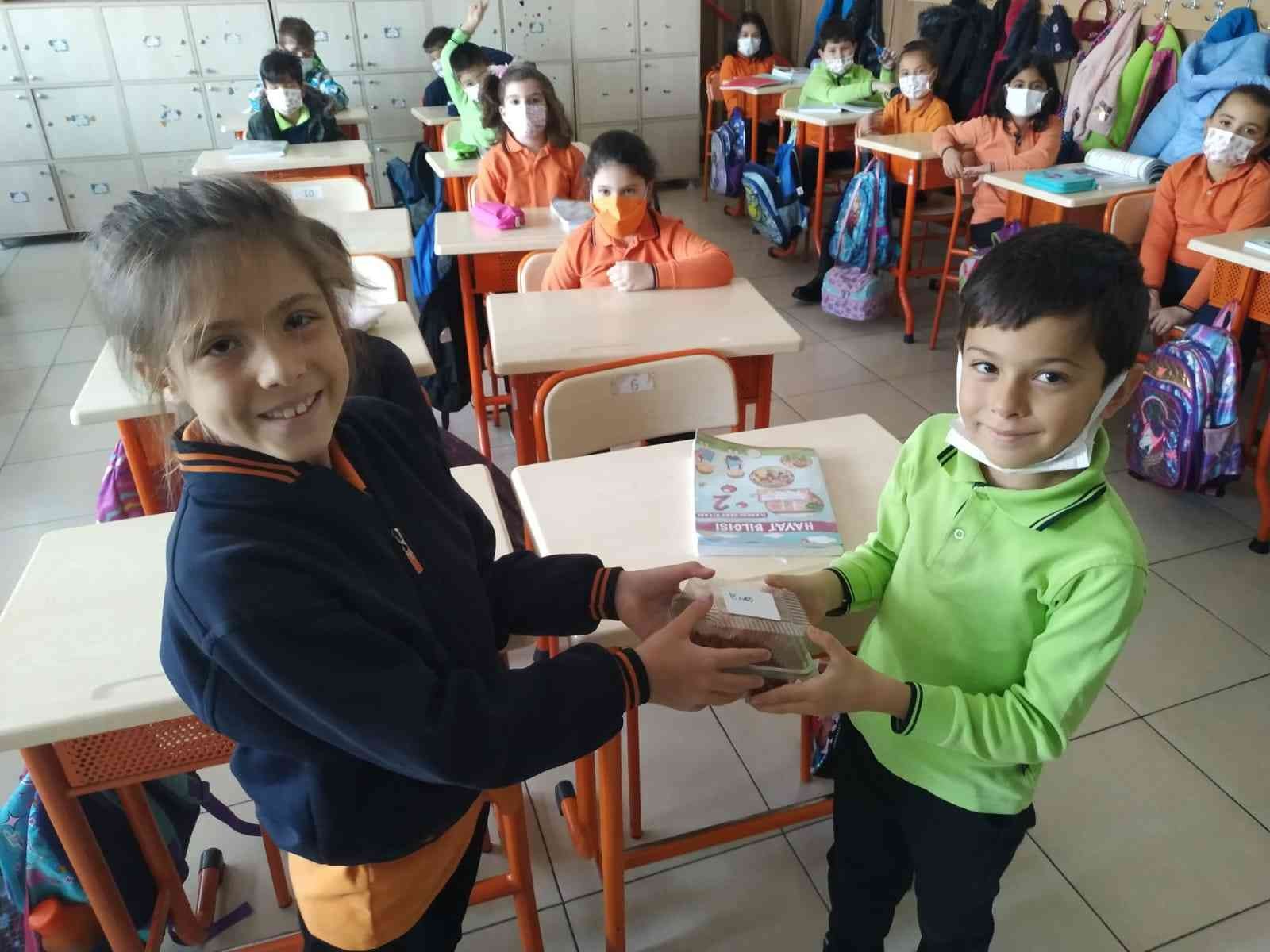 Minik öğrenci sokak hayvanlarını unutmadı