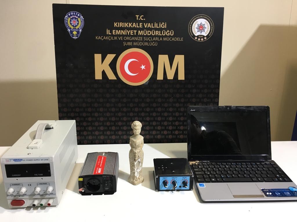Polisin gözünden kaçmadı, araç motorundan tarih çıktı: Kadın ve çocuk figürlü heykel ele geçirildi