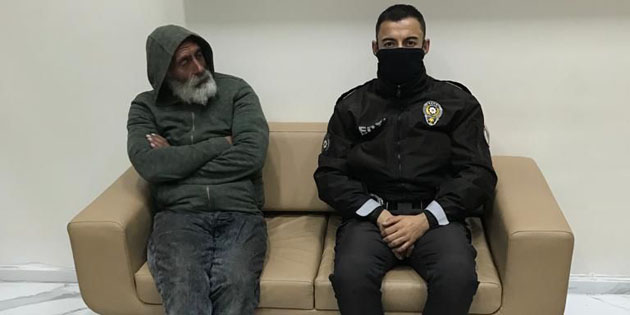 Sokakta kalan yaşlı adama Vali Aydoğdu sahip çıktı