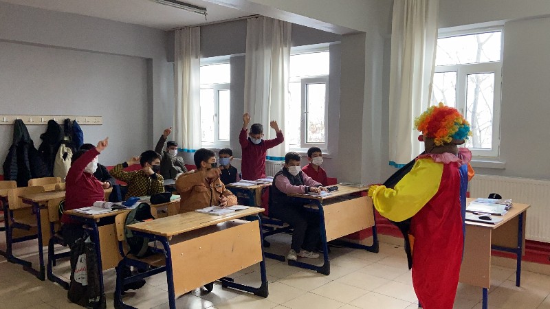 Şule öğretmen okulu sevdirmek için palyaço oldu