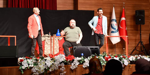“İyi Kötü Çirkin” adlı tiyatro oyunu büyük ilgi gördü