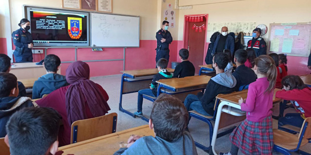 ‘Meslek Tanıtım Günleri’ düzenleyen öğrencilere jandarma sürprizi