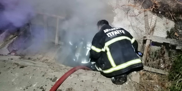 Aksaray’da odunluk yangını büyümeden söndürüldü!