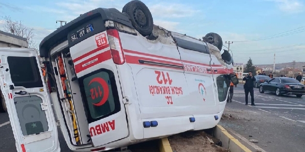 Aksaray’da ambulans ile otomobil çarpıştı: 4 yaralı