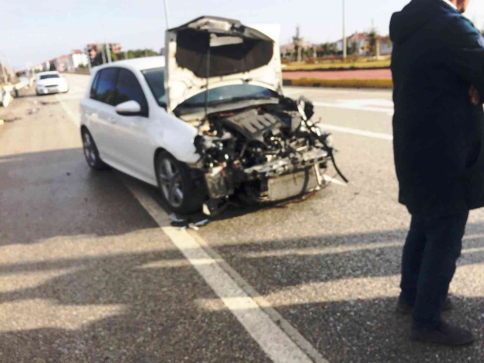 Koyuna çarpmamak için manevra yaptı demir bariyerlere çarptı