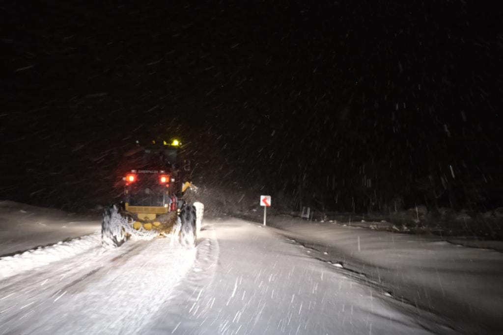 Kar bastırdı, Aksaray’da bazı yollar trafiğe kapatıldı!
