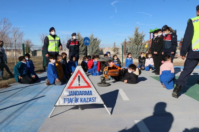 Aksaray’da gerçeği aratmayan uygulamalı trafik eğitimi