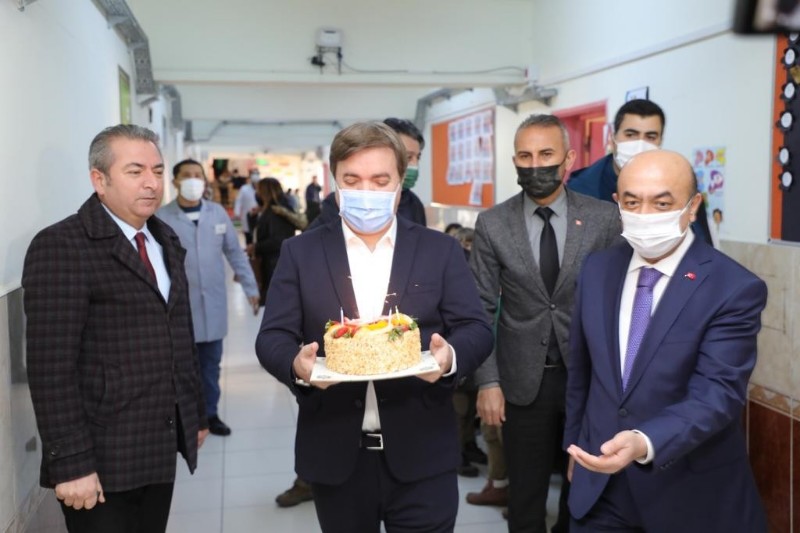 Validen öğretmene doğum günü sürprizi