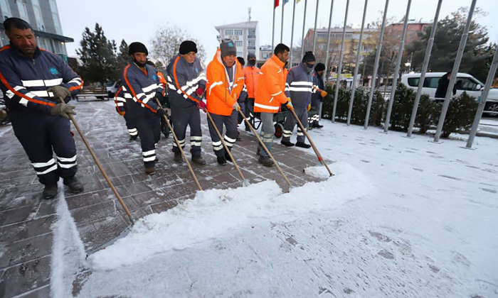 Aksaray Belediyesi karla mücadele ekipleri 7/24 nöbette