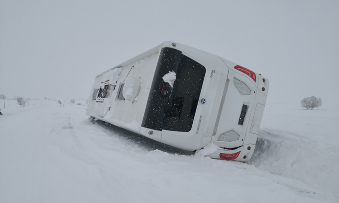 Aksaray-Nevşehir karayolunda tur otobüsü devrildi: 4 yaralı