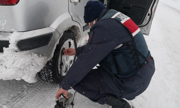 Patlayan araç lastiğini jandarma tamir etti
