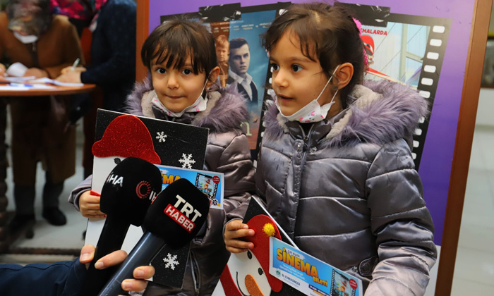 Aksaray’da karnesini getirene sinema bileti hediye