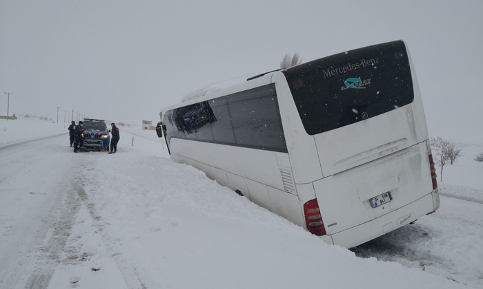 Otobüs devrilmek üzereyken durdu, şans eseri yaralanan olmadı!