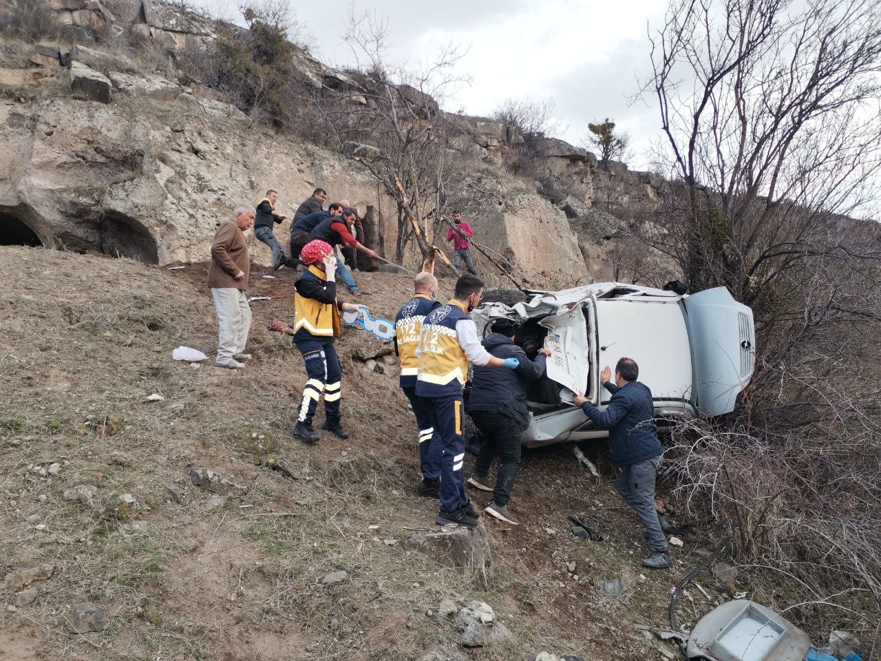 20 metre yükseklikten uçuruma yuvarlanan otomobilde can pazarı