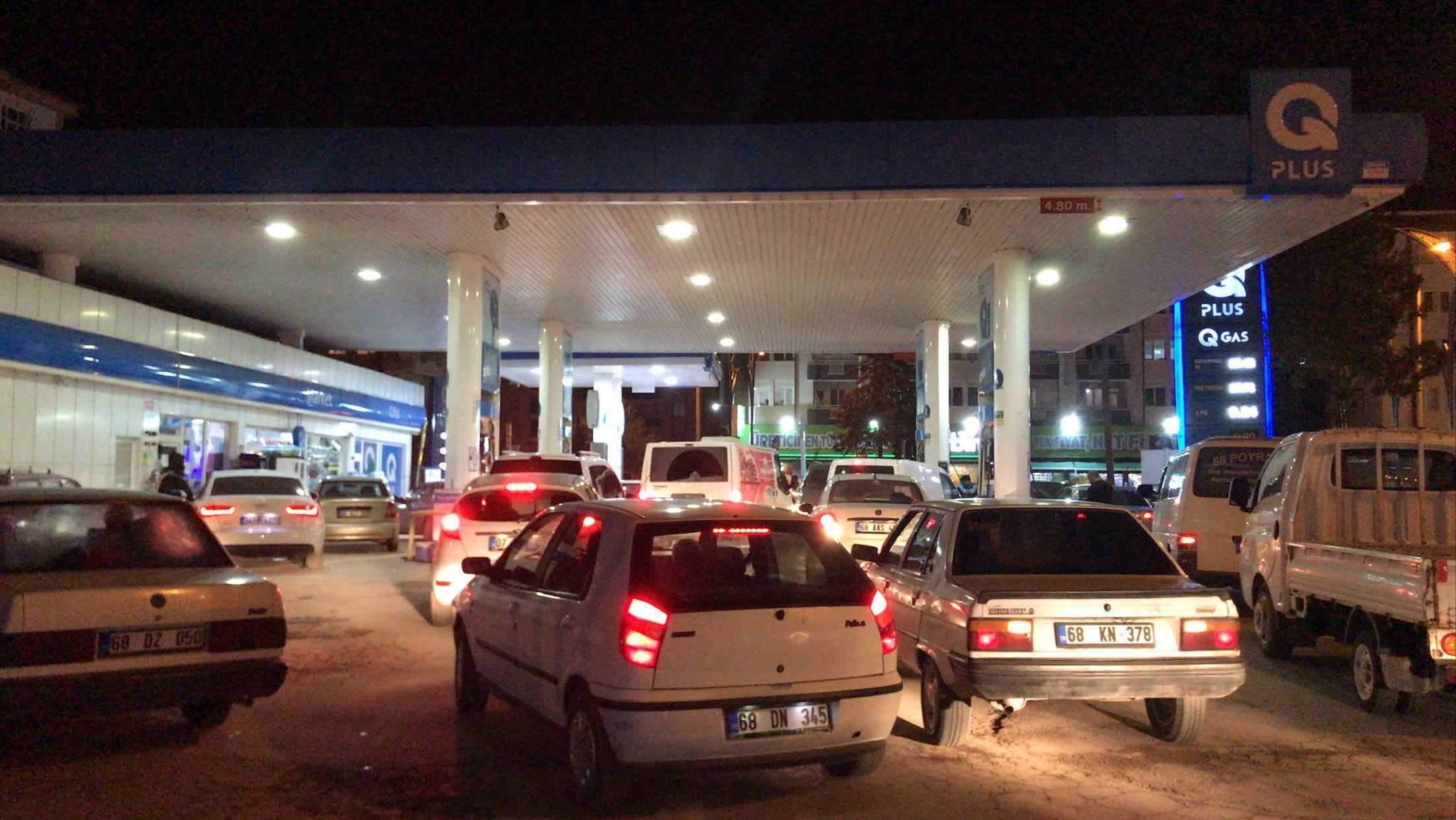 Aksaray’da akaryakıt istasyonlarında zam kuyruğu