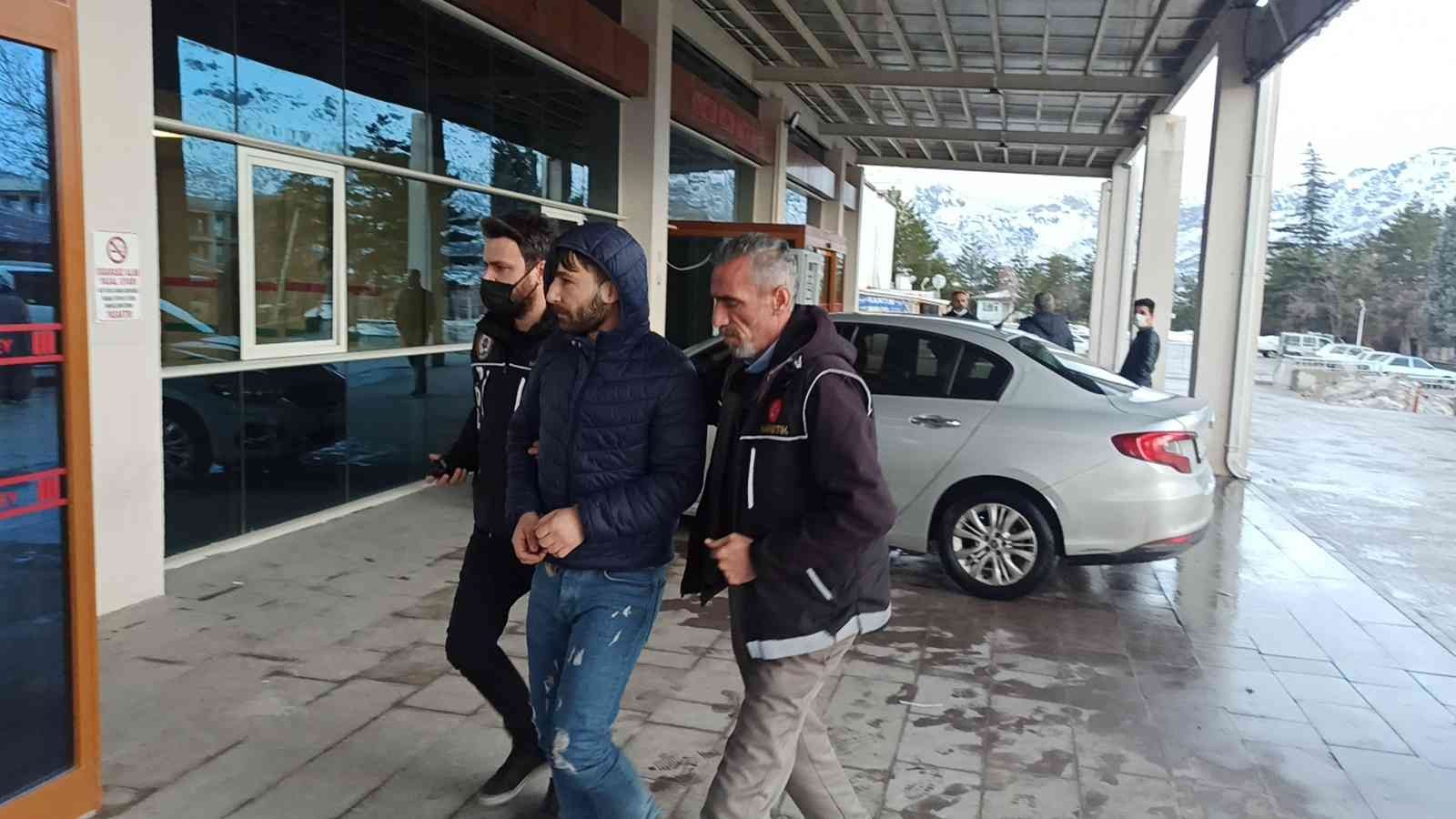 Bacağına Sarılı Eroi̇nle Yakalanan Şüpheli̇ Tutuklandı