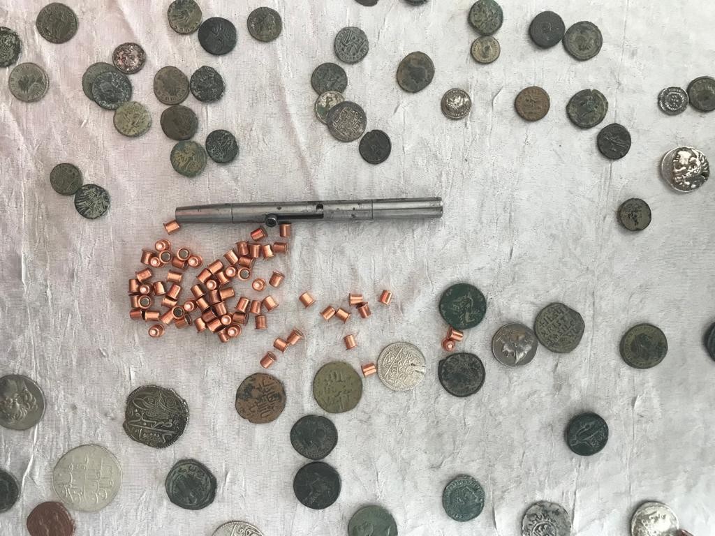 Ekipleri şaşırtan görüntü; buzdolabından suikast silahı ve tarihi eser çıktı