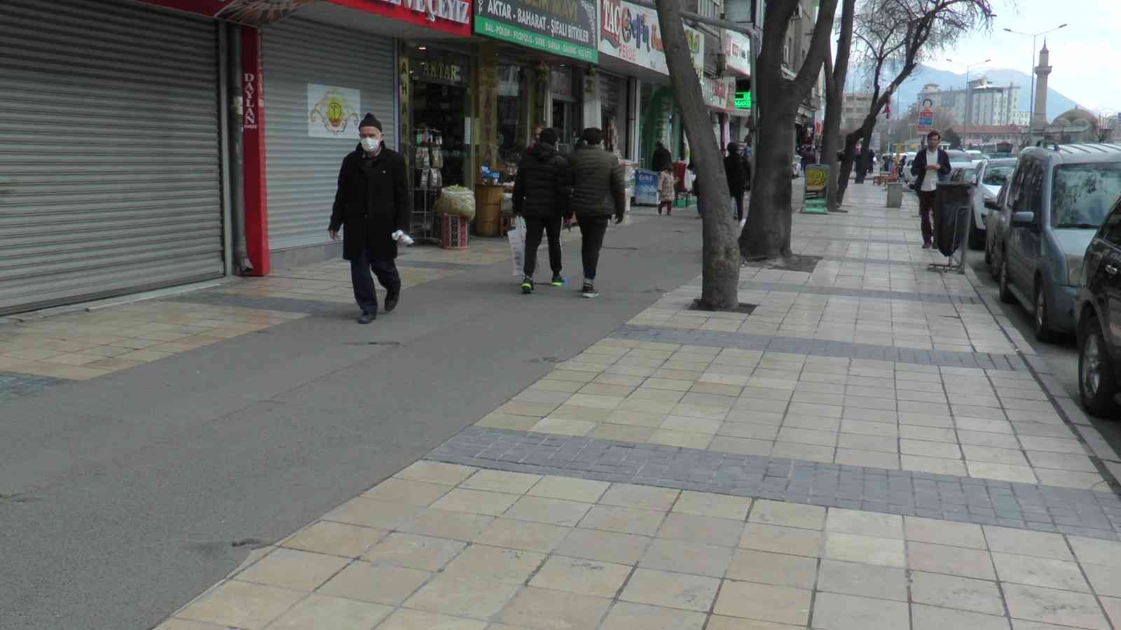 Kadını tekme tokat darp etti