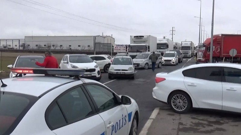 Aksaray’da kar ve fırtına yolları kapattı