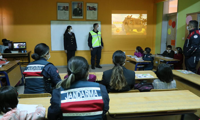 Öğrenciler çizgi film izleyerek trafik kurallarını öğreniyor