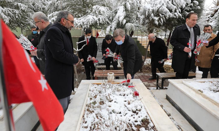 Aksaray’da şehitler mezarı başında anıldı