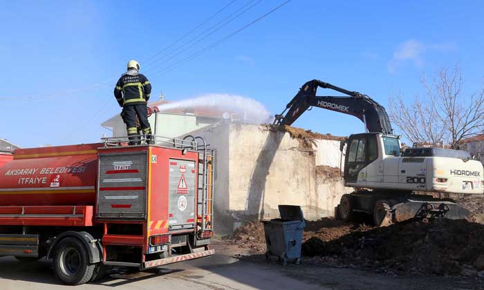 Aksaray Belediyesi metruk binaları yıkıyor