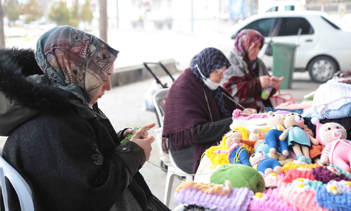 Hanımeli pazarı ile kadınlar aile ekonomisine katkı sağlıyor