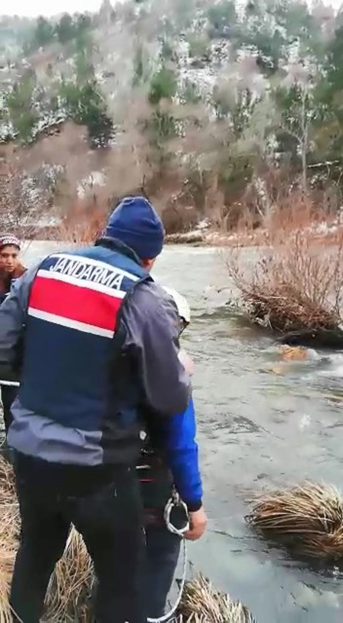 Avladığı ördeği almak için girdiği çayda hayatını kaybetti