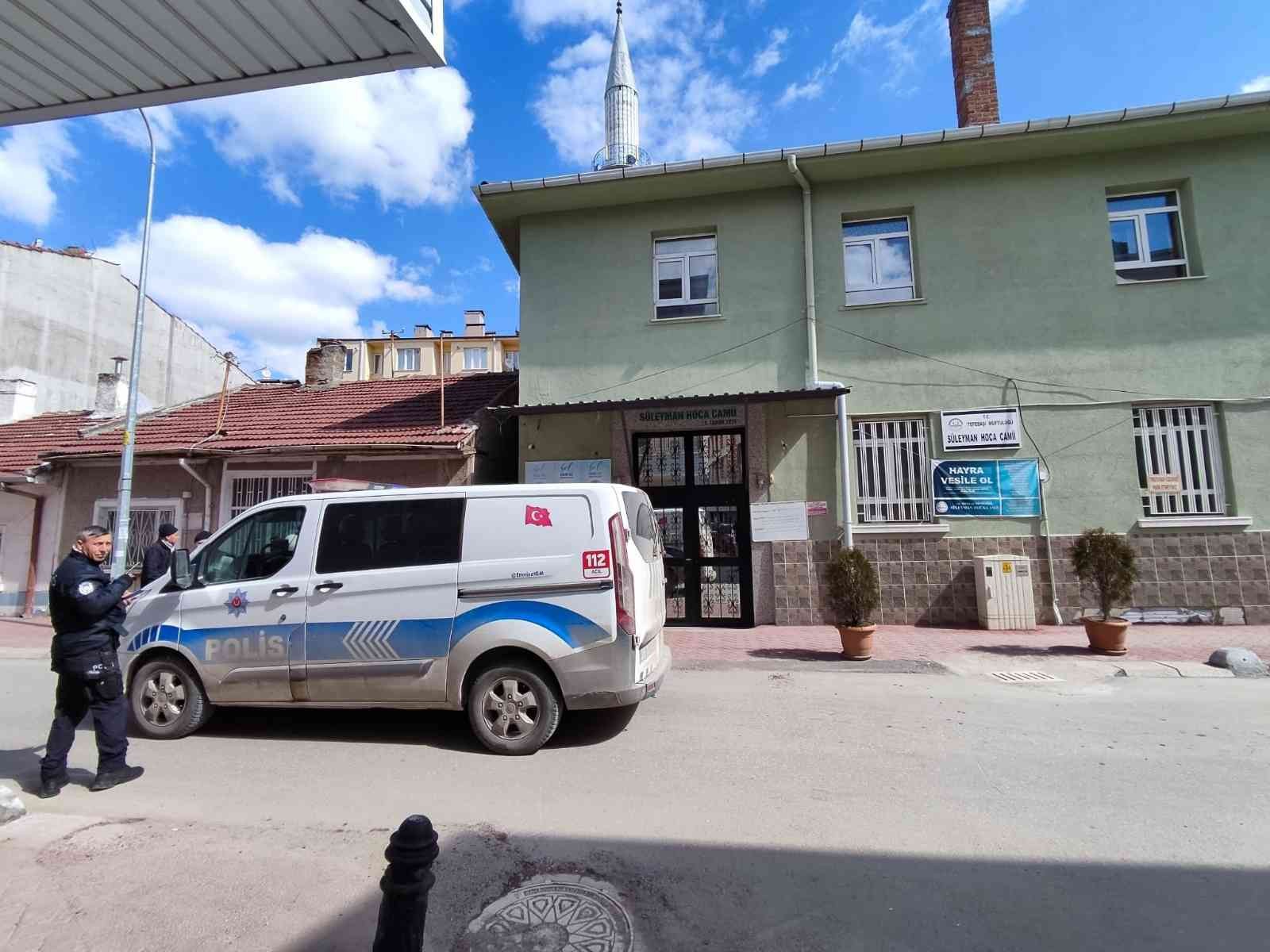 Camiye ait daireden su saati, kalorifer peteği ve elektrik kabloları çalındı