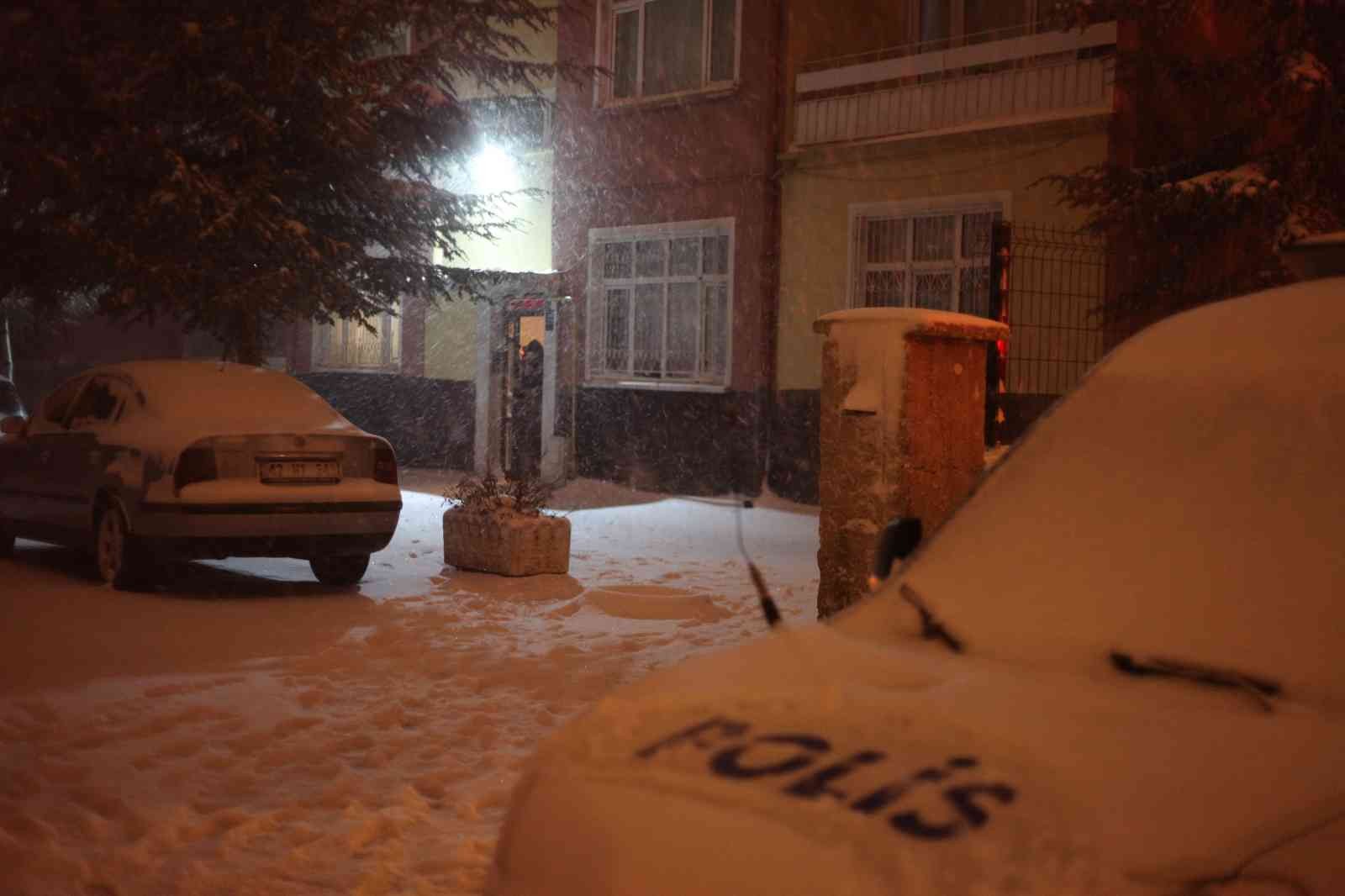 Evde bıçaklanarak öldürülmüş halde bulundu