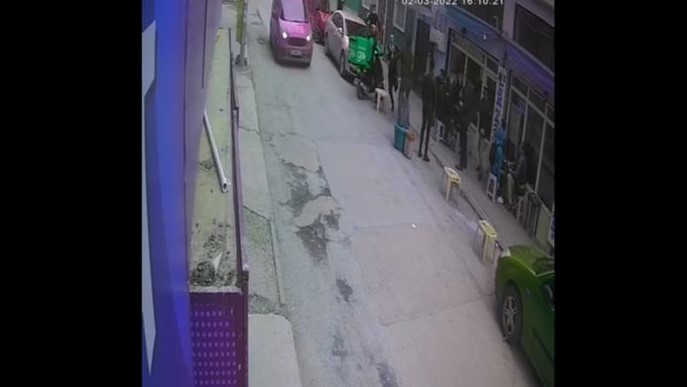 Evinin balkonundan sokaktaki aydınlatma direğine atlayıp kaçmaya çalıştı