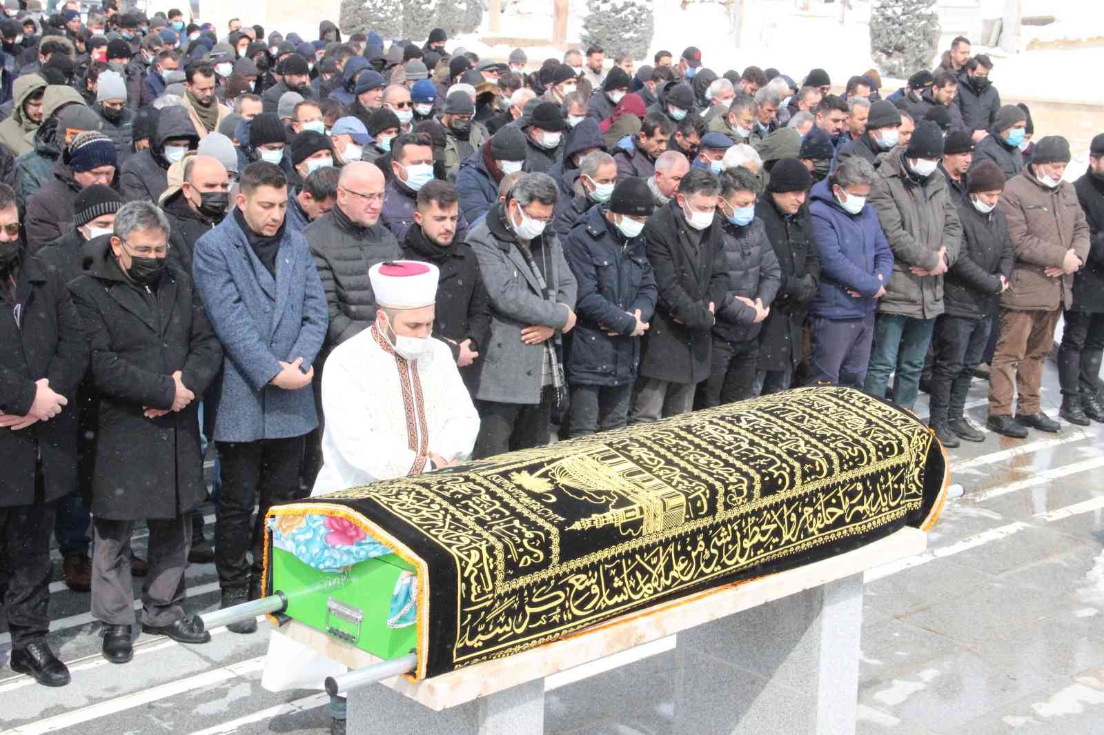 Hayatını kaybeden genç hemşire karnındaki bebeğiyle defnedildi