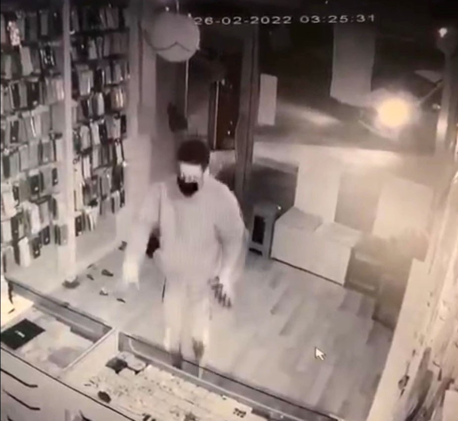 Hırsızlık için girdiği işyerinin kapısını taşla kırdı