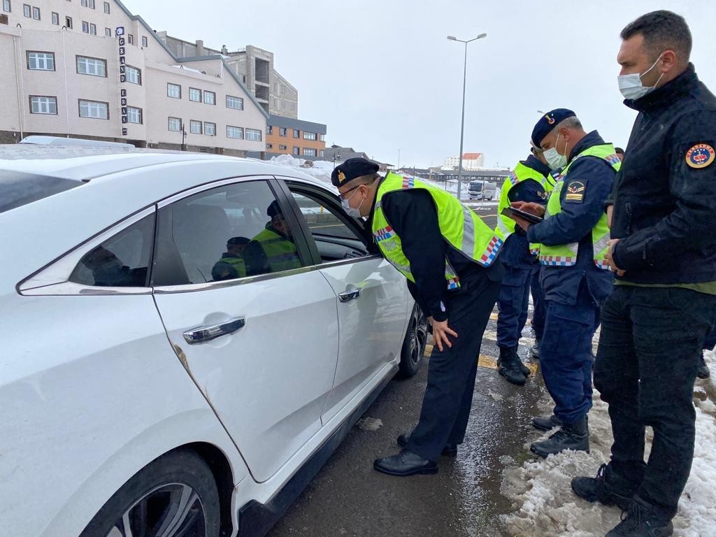 İl Jandarma Komutanı trafik denetiminde