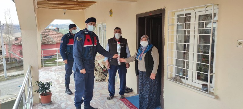 Aksaray’da jandarma ekiplerinden kadınlara karanfilli kutlama